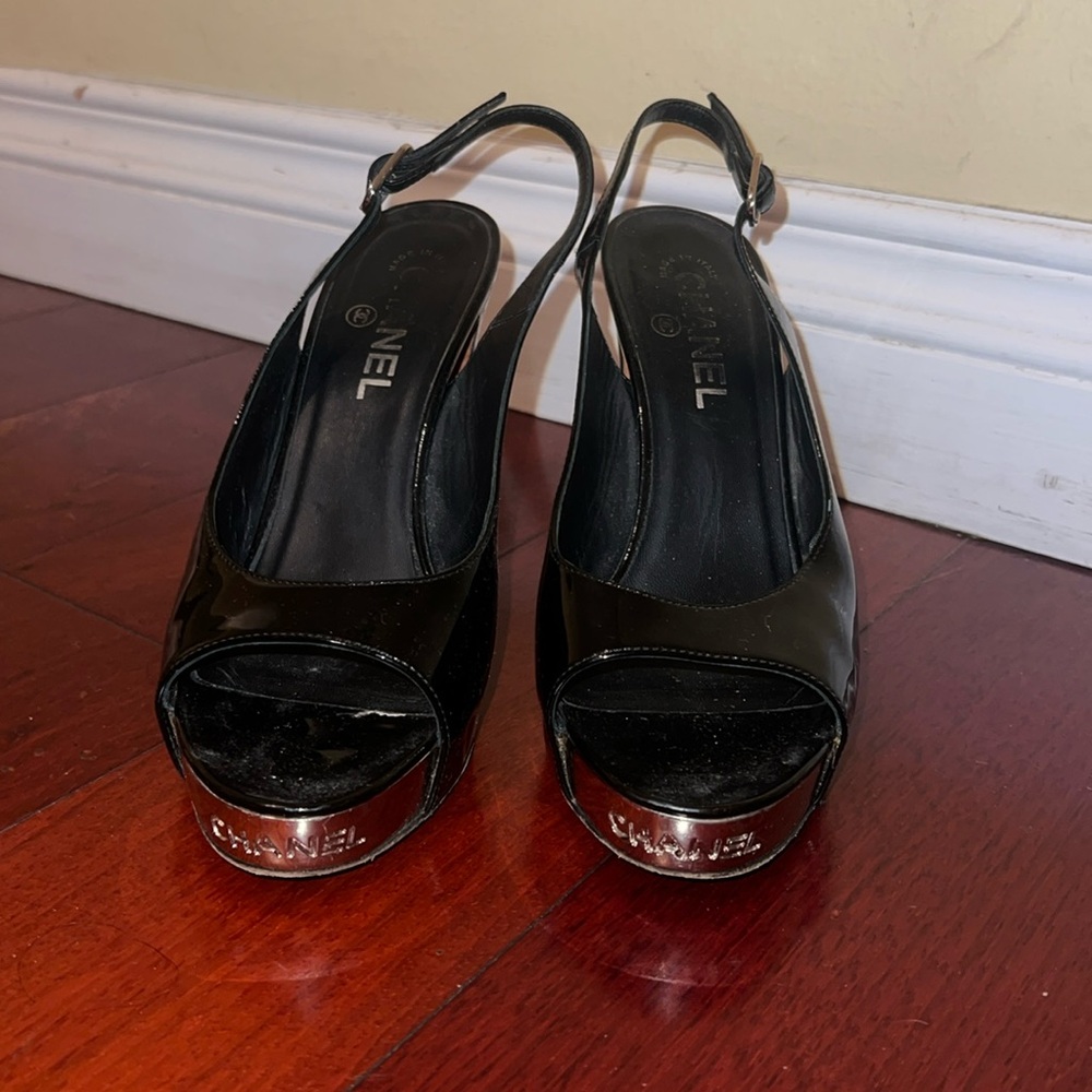 Authentic**** Chanel heels black patent leather size 39